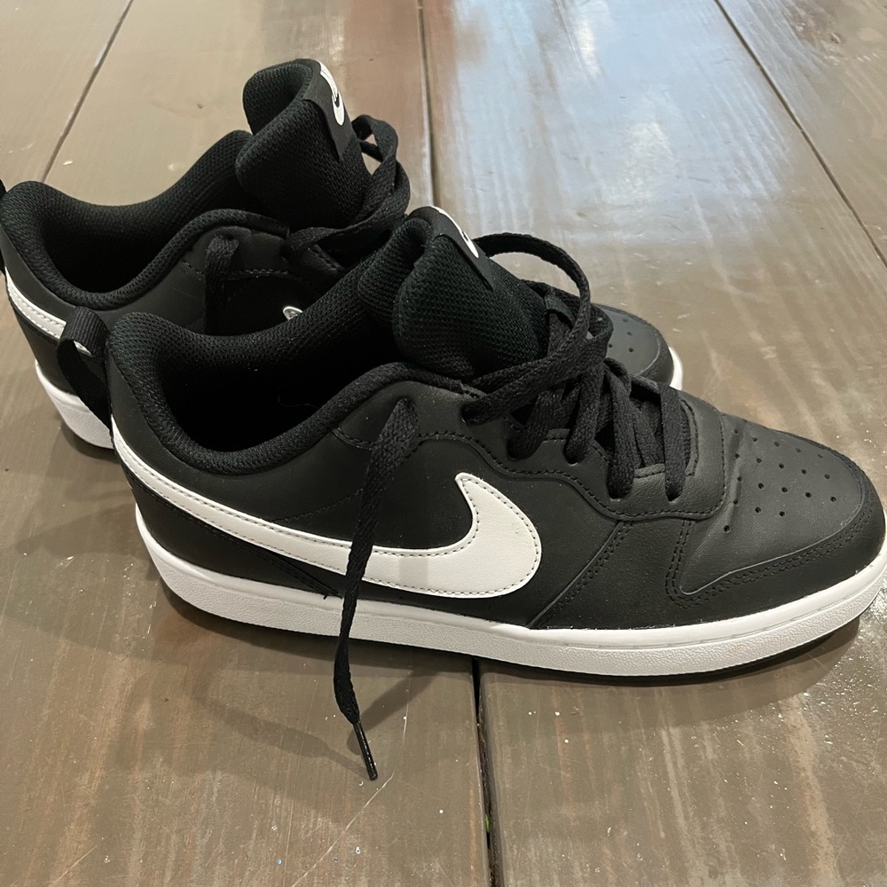 Men’s Nike Low Sz 7/ Women’s Nike Low Sz 8